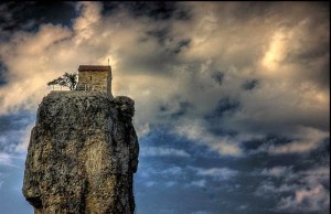 ΣΤΟΝ ΒΡΟΧΟ ΕΚΚΛΗΣΙΑ